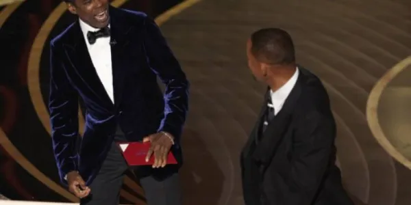 Will Smith le propicia una bofetada al cómico Chris Rock al bromear sobre la alopecia de Jada