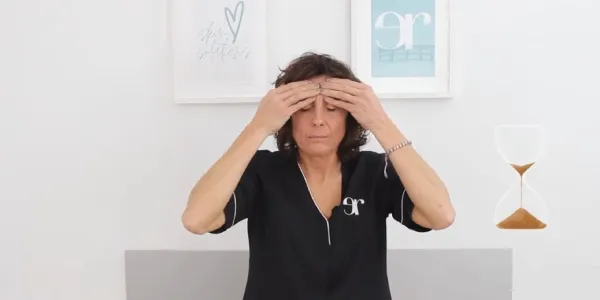 Eva Rogado haciendo yoga facial