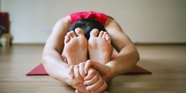 Chica haciendo yoga