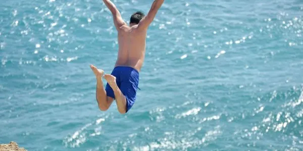 Una persona lanzándose al agua
