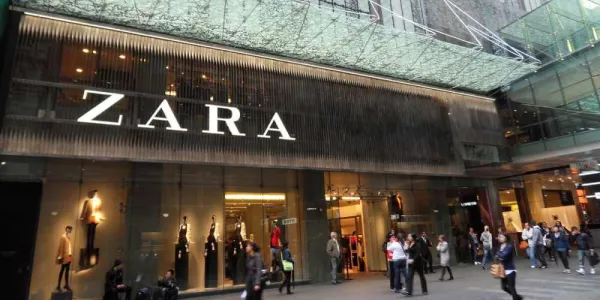 Entrada a un edificio de la tienda de ropa Zara / EP