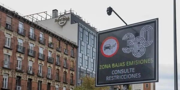 Señal digital de mensaje variable (VMS) que indica la zona de bajas emisiones en Madrid, España. 