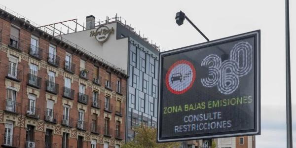 Señal digital de mensaje variable (VMS) que indica la zona de bajas emisiones en Madrid, España. 