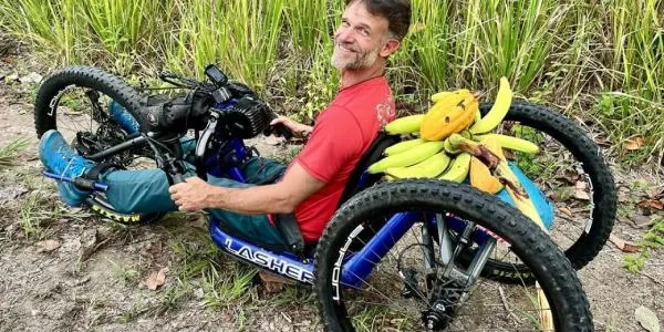 Zuko Carrasco en su bicicleta adaptada